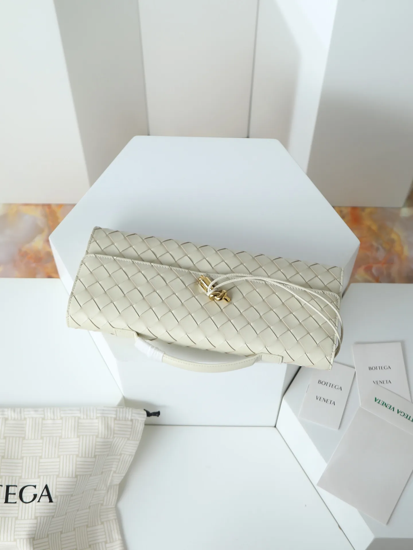 The batch of 1540 BV Andiamo evening handbags has been heavily planted again~ The designer aesthetics in the era of economic downturn are back. I fall in love with it at first sight and can't put it down. It's so beautiful and full of aura. The shape and texture are very competitive. It is light in weight and has sufficient capacity. It is a must-have for fashion people. It is suitable for many occasions, minimalist, high-end and light luxury. Model No.: 741511 Size: 31*13*3cm